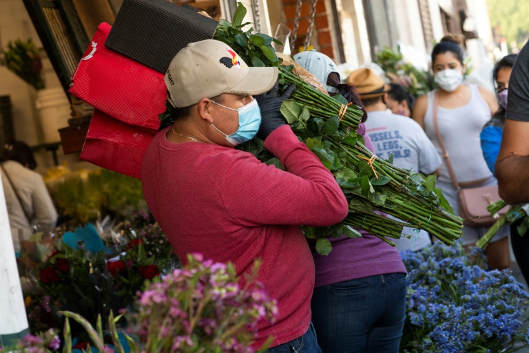 متبضّعون في سوق الأزهار في لوس أنجليس بولاية كاليفورنيا الأميركية في 8 أيار/مايو 2020، بعد إعادة فتحها وسط تفشي فيروس كورونا المستجد