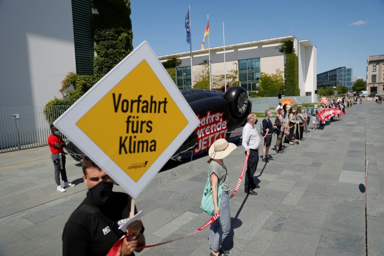 متظاهرون أقاموا سلسلة بشرية طويلة للمطالبة بإعطاء "الأولوية للمناخ" في بريلن في 2 حزيران/يونيو 2020