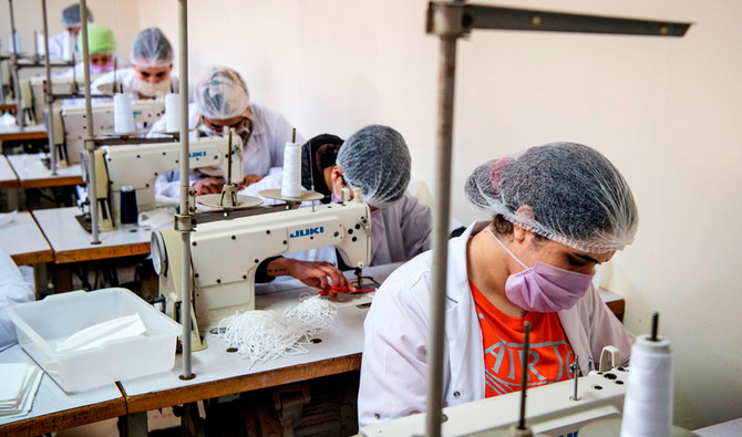 سجناء في المغرب يساهمون في صنع الكمامات الواقية - أ ف ب