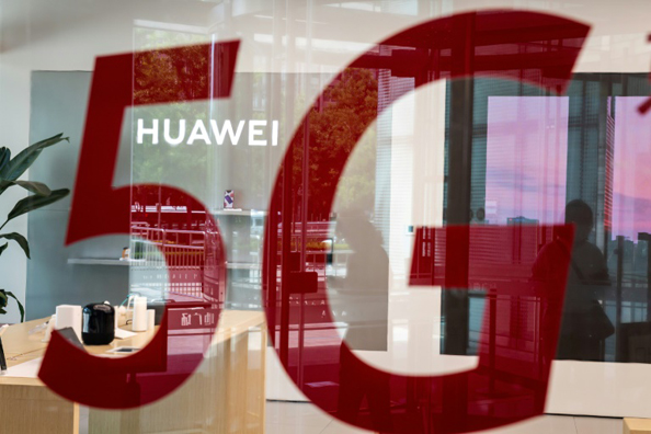  شعار الجيل الخامس على واجهة محل لبيع أجهزة هواوي في بكين في 25 مايو 2020