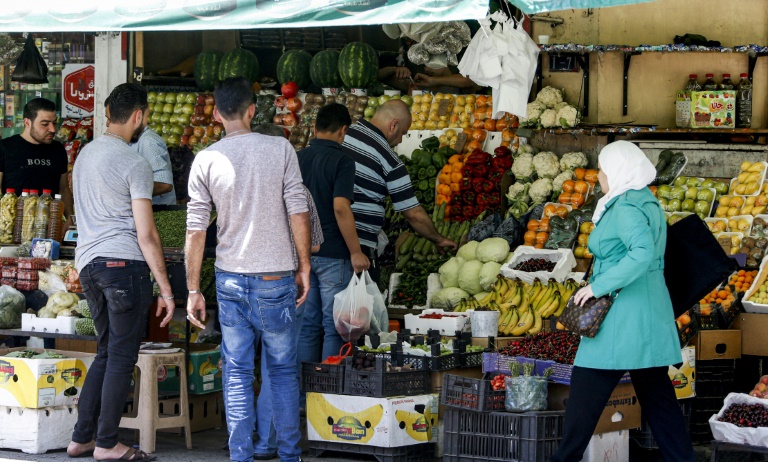 متسوقون في أحد أسواق العاصمة السورية دمشق