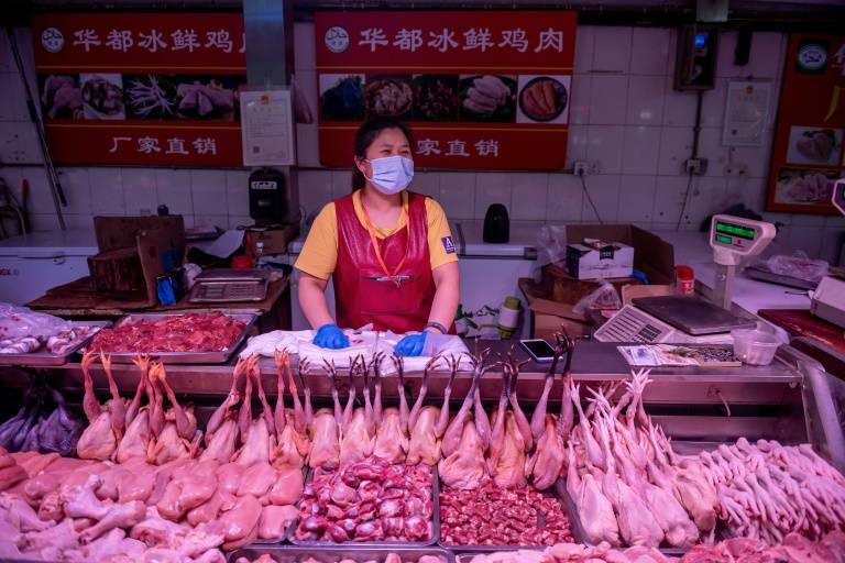 الصين تعتزم منع بيع الدواجن حيّة أو ذبحها في الأسواق التجارية