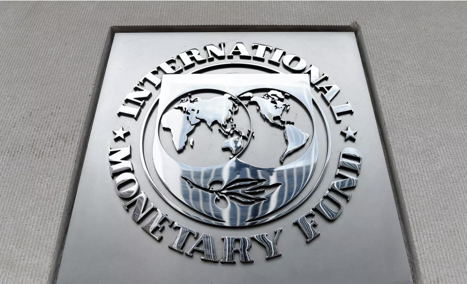 شعار صندوق النقد الدولي على مقره في واشنطن