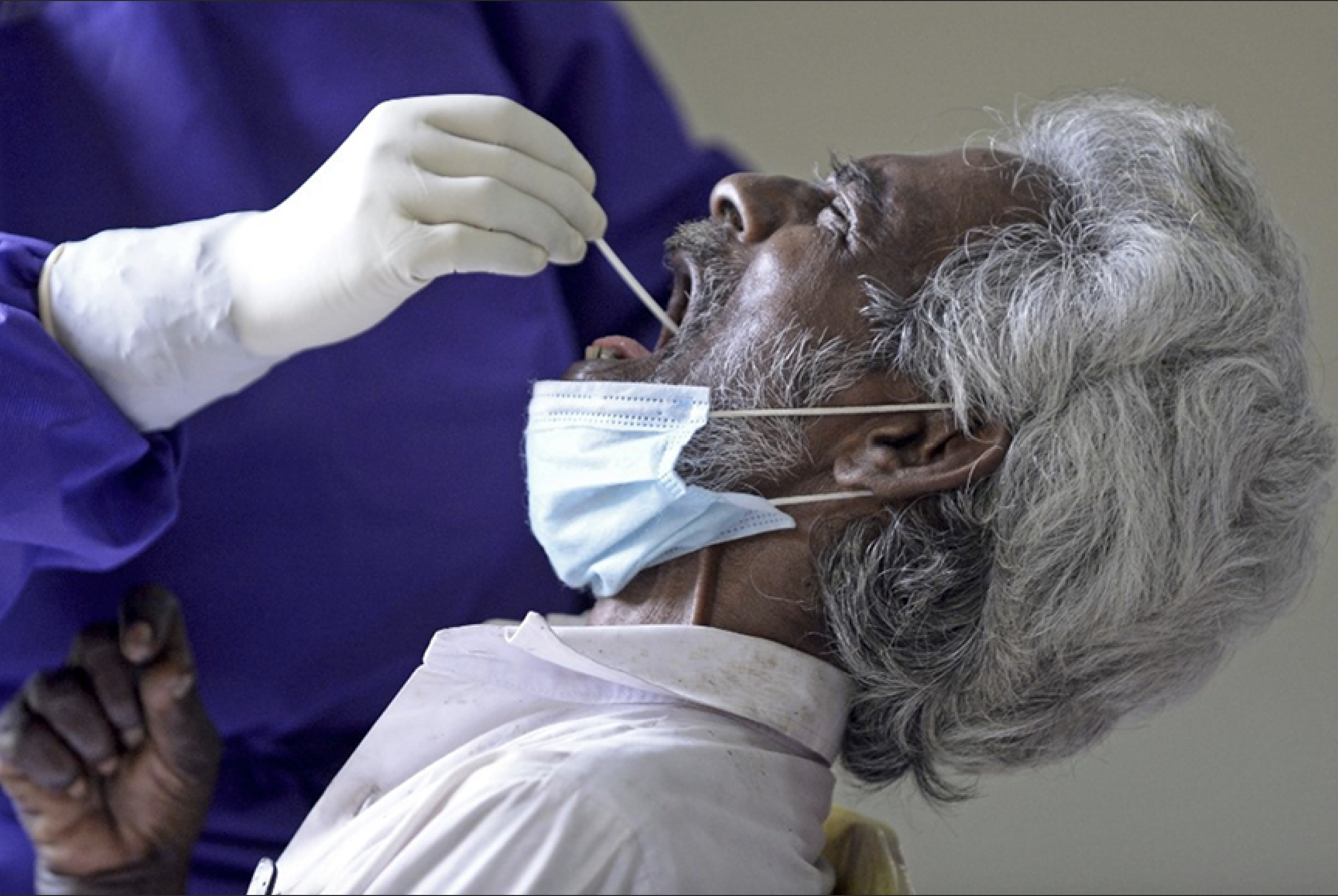 عامل صحي يجري فحص كورونا على مسن في كولومبو، سريلانكا