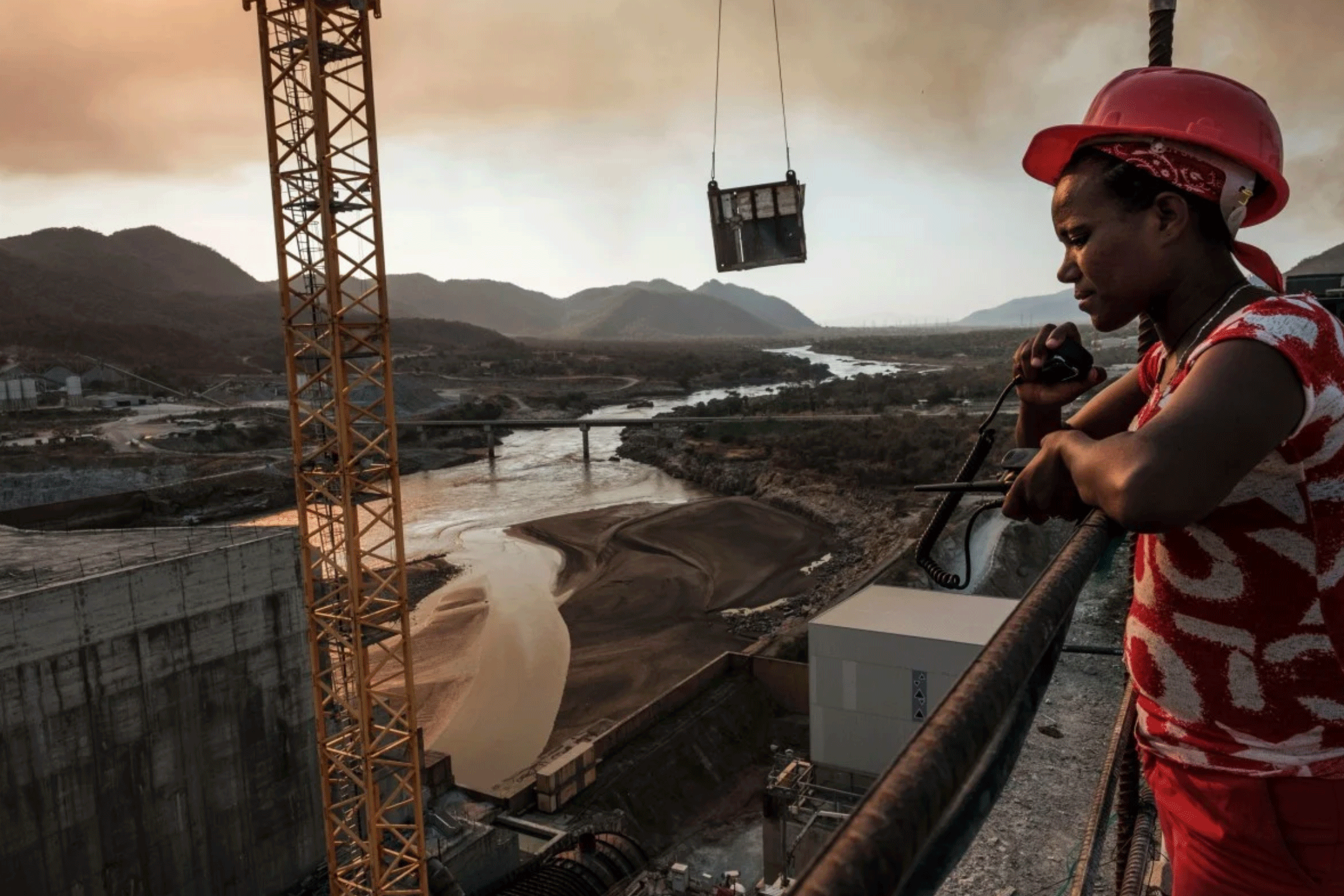 عامل يلقي نظرة على سد النهضة على نهر النيل في ديسمبر 2019