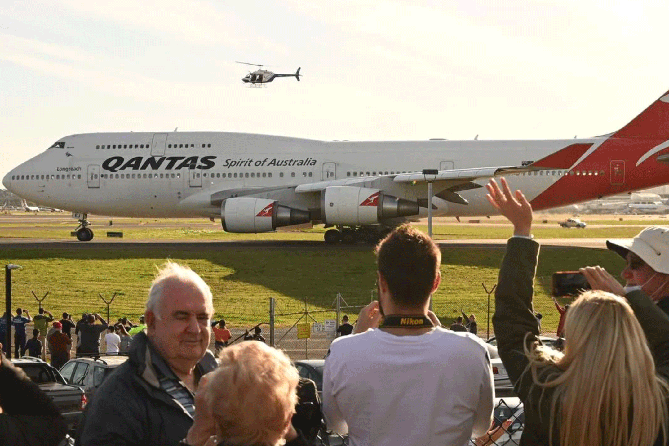 أستراليون يتجمعون لإلقاء نظرة على آخر طائرة بوينغ 747 في الأسطول الأسترالي قبيل لحظات من إقلاعها إلى الولايات المتحدة