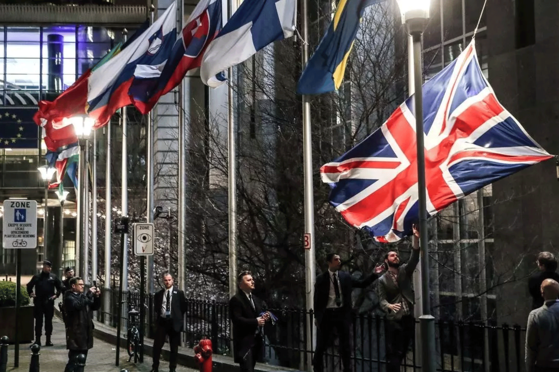 موظفون ينزلون علم بريطانيا في بروكسل في يوم بريكست في 31 يناير 2020