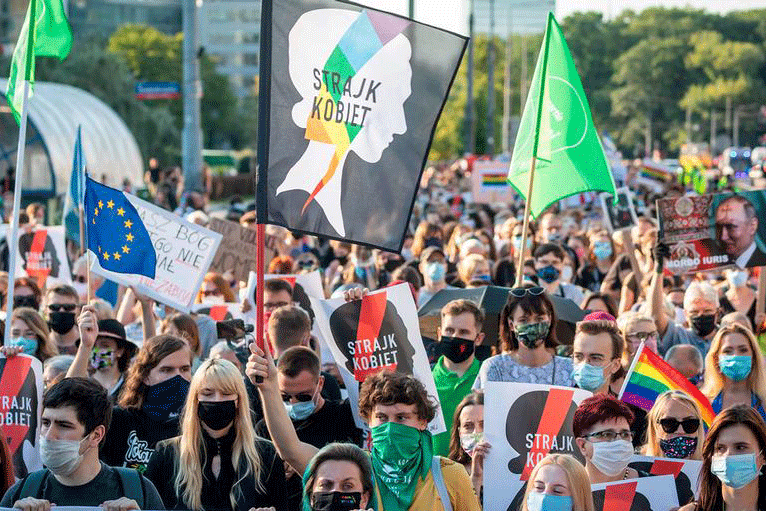 شهدت العاصمة وارسو أكبر التظاهرات، وتحمل اللافتات المرفوعة عبارة 