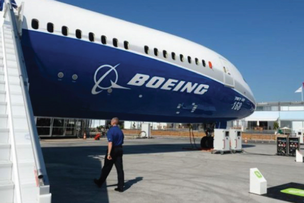 أوقفت بوينغ إنتاج طارتها من طراز 737 ماكس، التي واجهت مشغليها مشاكل تقنية