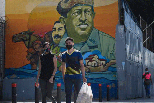 مارة في أحد أحياء العاصمة الفنزويلية بتاريخ 30 يوليو 2020