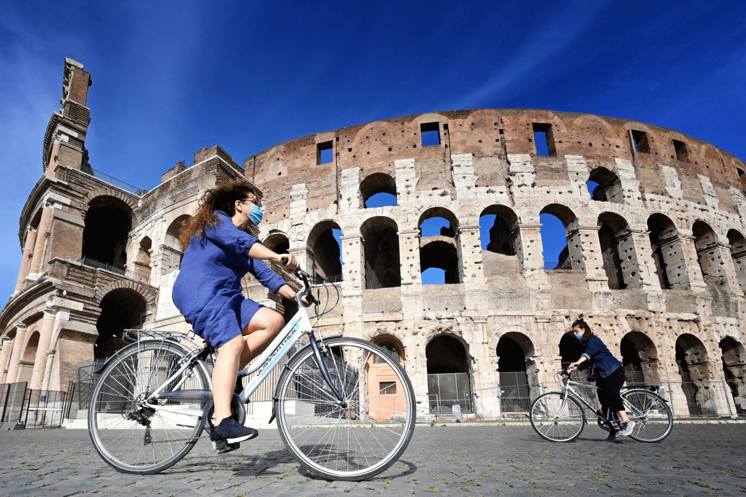 فقد عشرات الآلاف من الجيل الطالع في إيطاليا وظائفهم، وتبدو في الصورة فتاة على دراجة في روما