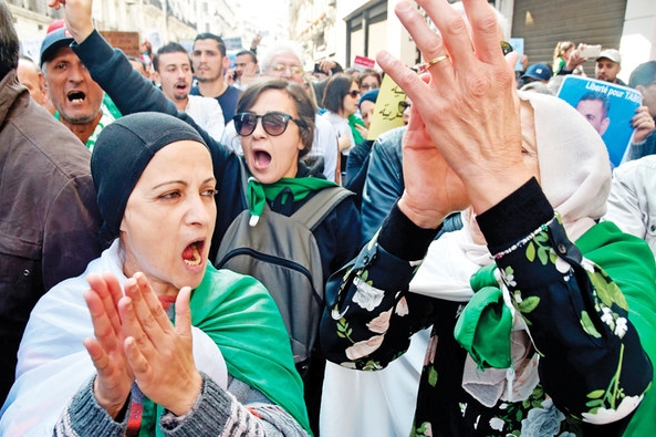جزائرية تشارك في مظاهرات الحراك في العاصمة الجزائرية شباط الماضي