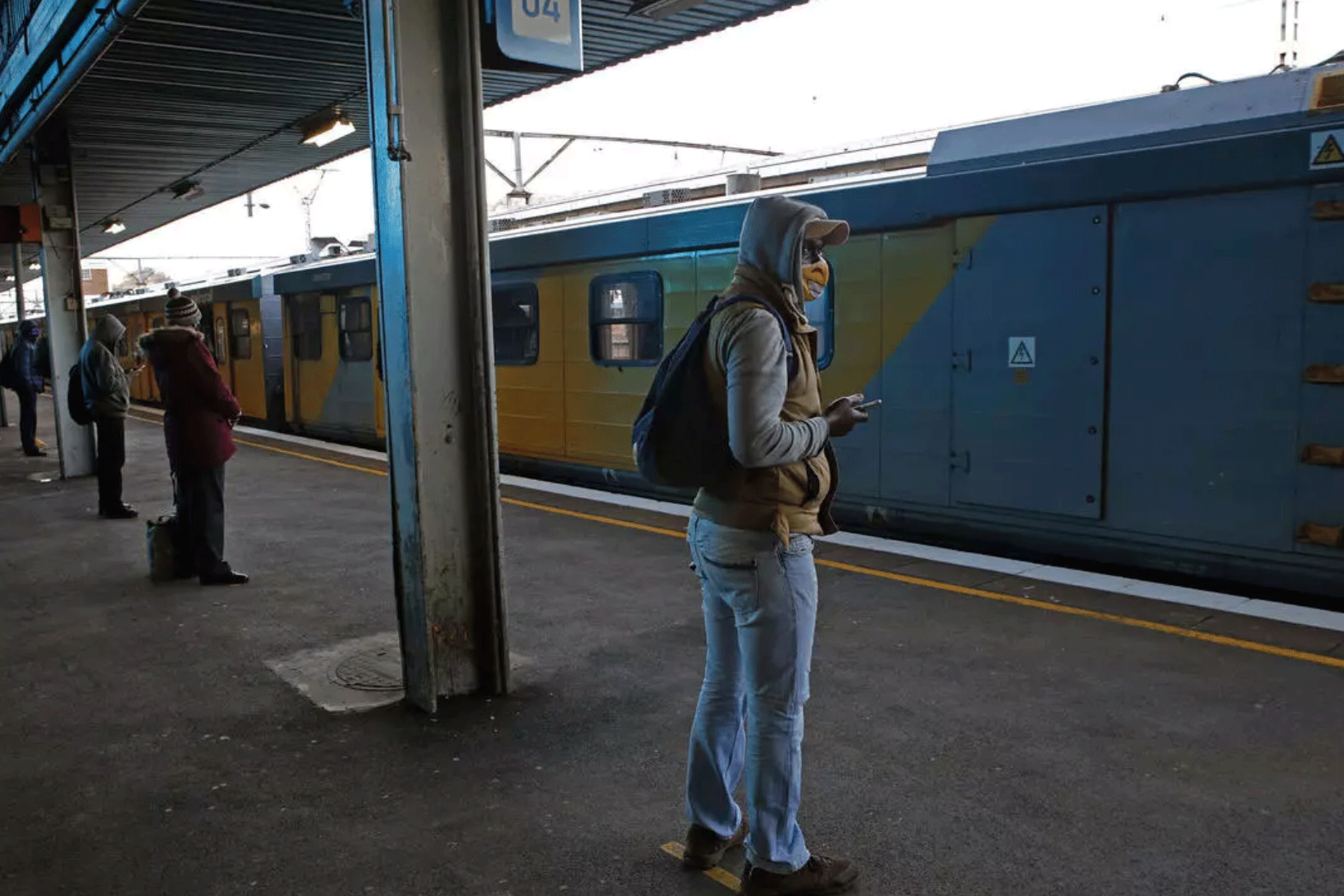 التباعد الاجتماعي في محطة للقطارات في جنوب أفريقيا، التي سجلت أكبر عدد من الإصابات بكورونا في القارة السمراء