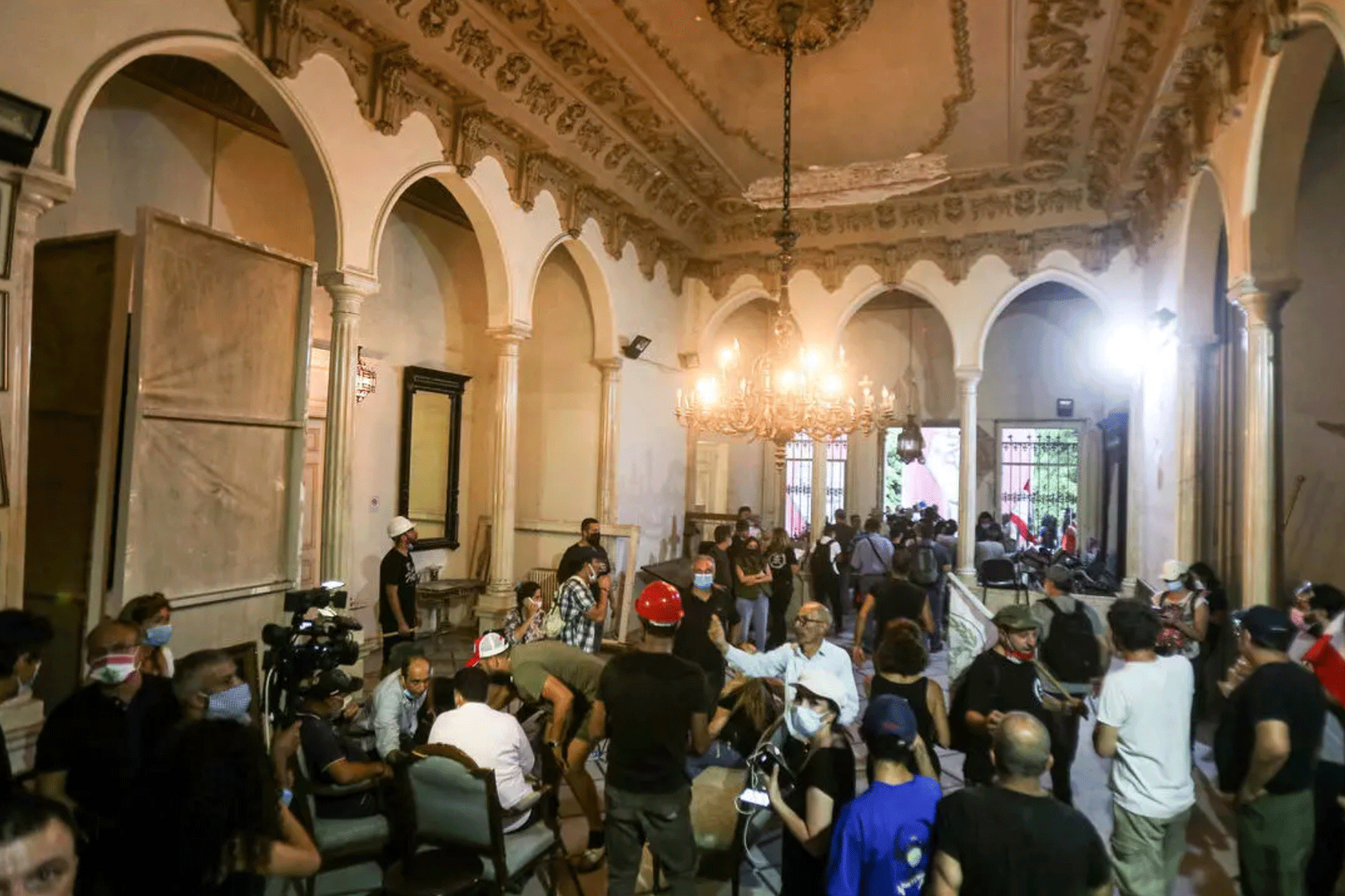 محتجون داخل مقر وزارة الخارجية اللبنانية في بيروت في 8 أغسطس 2020