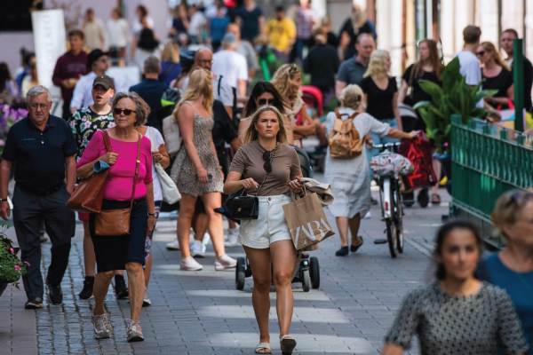 سويديون يتسوقون في ظل إجراءات كورونا المخففة في 27 يوليو الماضي