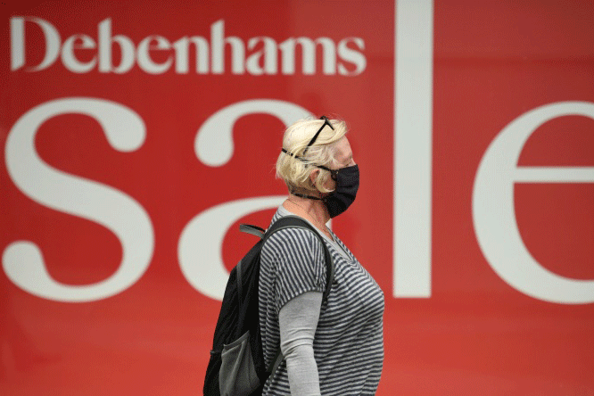امرأة تمر بجانب متجر في لندن