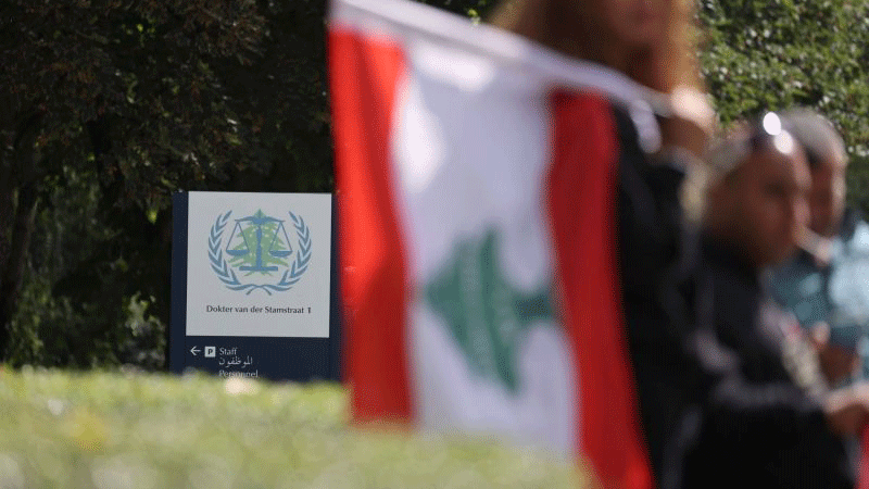 لبنانيون يتجمهرون بالقرب من مبنى المحكمة الدولية الخاصة بلبنان في لاهاي، هولندا، خلال النطق بالحكم الثلاثاء 18 أغسطس 2020