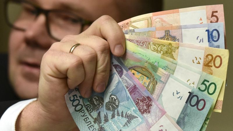 واجهت العملة البيلاروسية تضخماً في السابق قاد إلى شطب أصفار منها