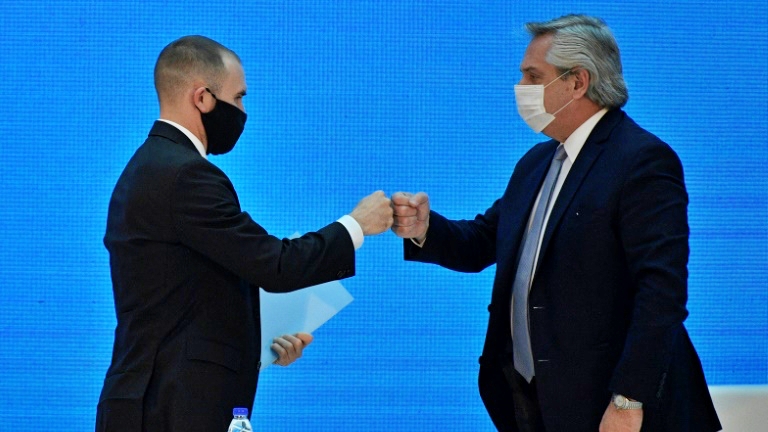 رئيس الأرجنتين ووزير الاقتصاد في تحية "كورونية" بعد الإعلان عن قرار اعادة هيكلة الديون