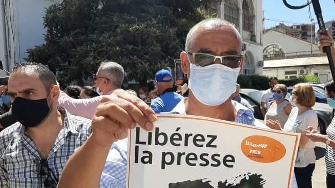 صحافيون جزائريون متجمعون للمطالبة بالإفراج عن زميلهم خالد درارني في العاصمة الجزائر في 31 أغسطس 2020