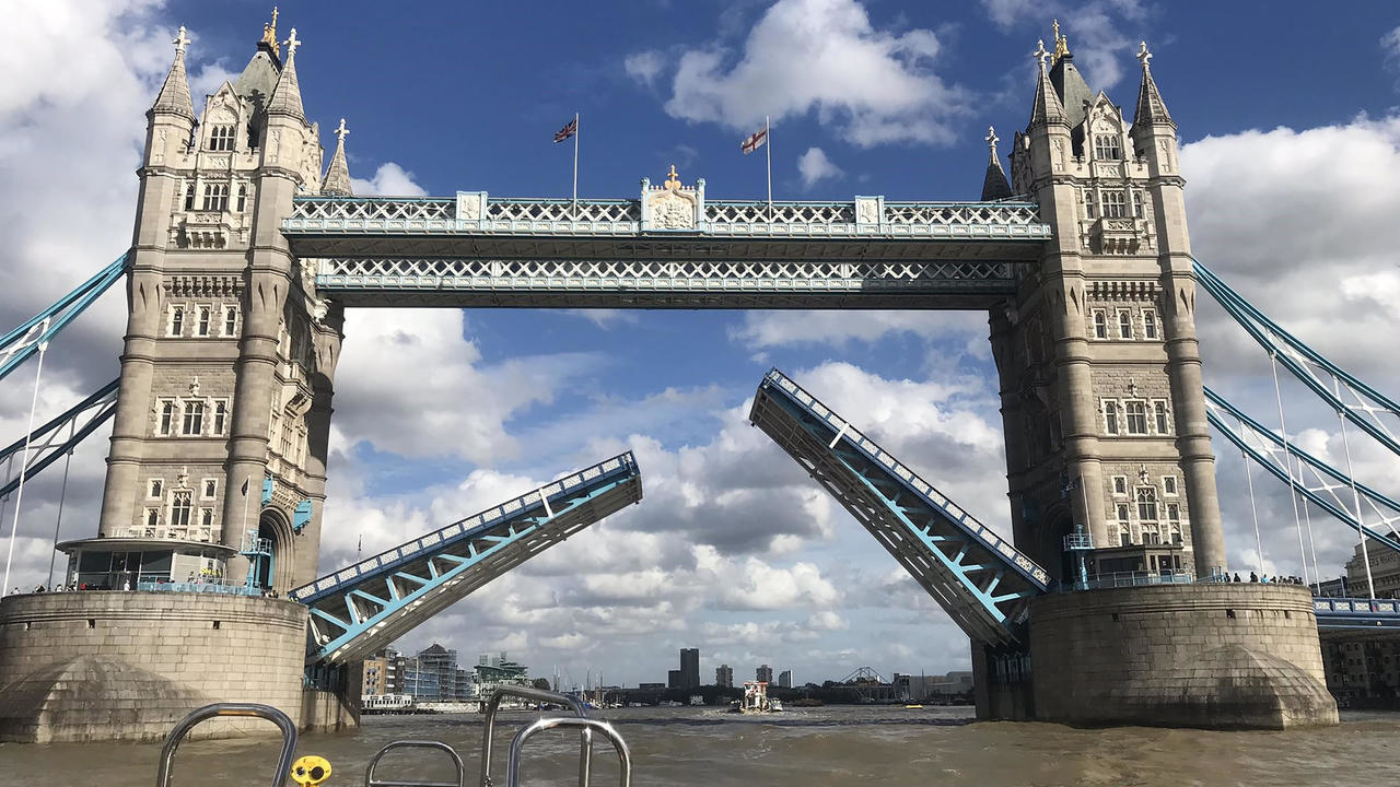 جسر تاوير بريدج في وسط لندن عالقا على ارتفاع عال في 22 أغسطس 2020 بعد عطل تقني