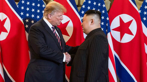 الرئيس الأميركي دونالد ترمب (يسار) يصافح الزعيم الكوري الشمالي كيم جونغ أون خلال لقائهما في هانوي، 27 فبراير 2019