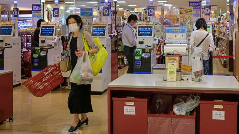 أشخاص في متجر للتسوق في طوكيو بتاريخ 24 حزيران/يونيو 2020