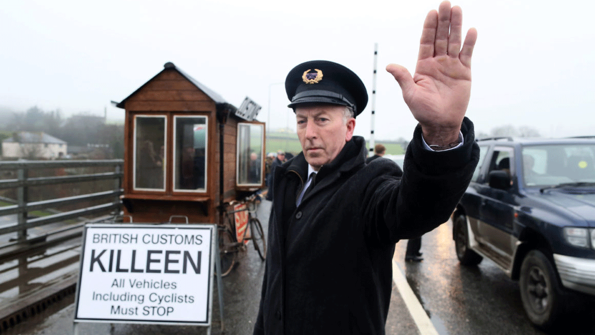 متظاهرون يرتدون زي مسؤولي جمارك يقيمون نقطة تفتيش جمركية وهمية عند معبر كيلين الحدودي بين ايرلندا وايرلندا الشمالية