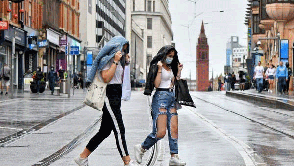 فتاتان تعبران الطريق في برمنغهام، في 22 أغسطس 2020