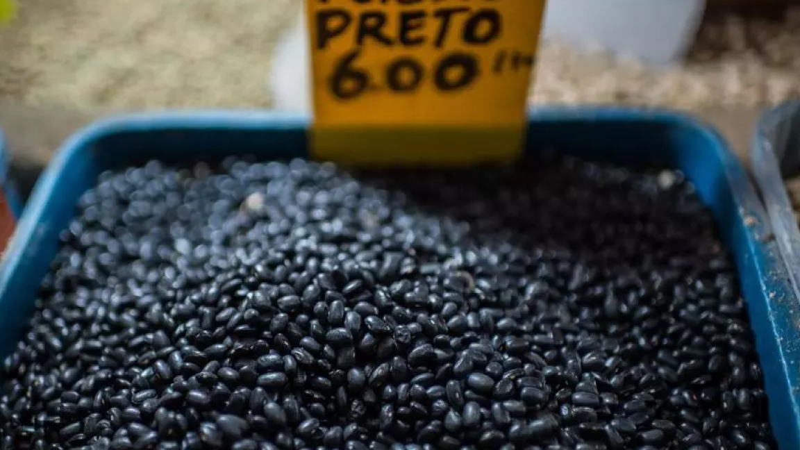 صورة أرشيفية لحبوب الفاصولياء السوداء للبيع في سوق بالبرازيل في ديسمبر 2015