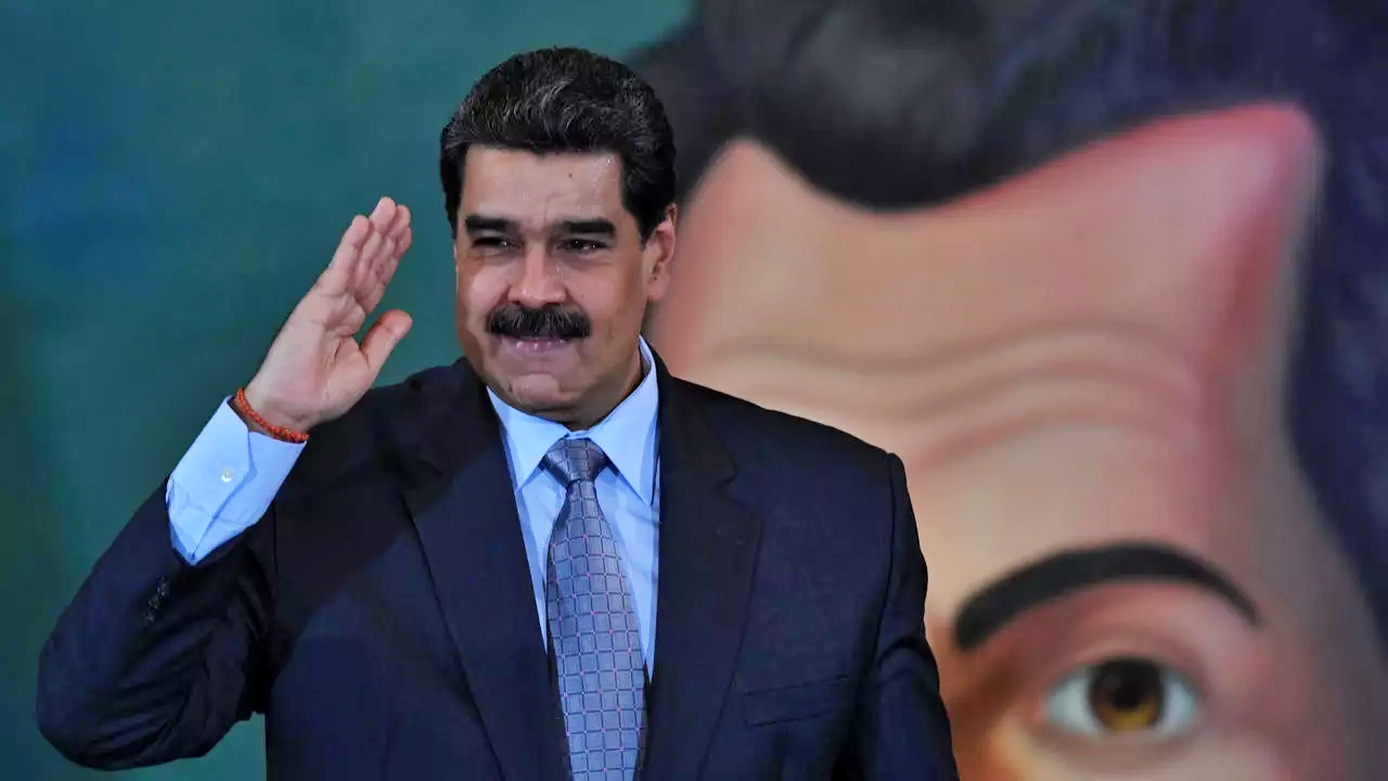 تتّهم المعارضة مادورو بالسعي من خلال السيطرة على السلطات العامة للقضاء على إمكانية لإجراء انتخابات حرة وتنافسية 