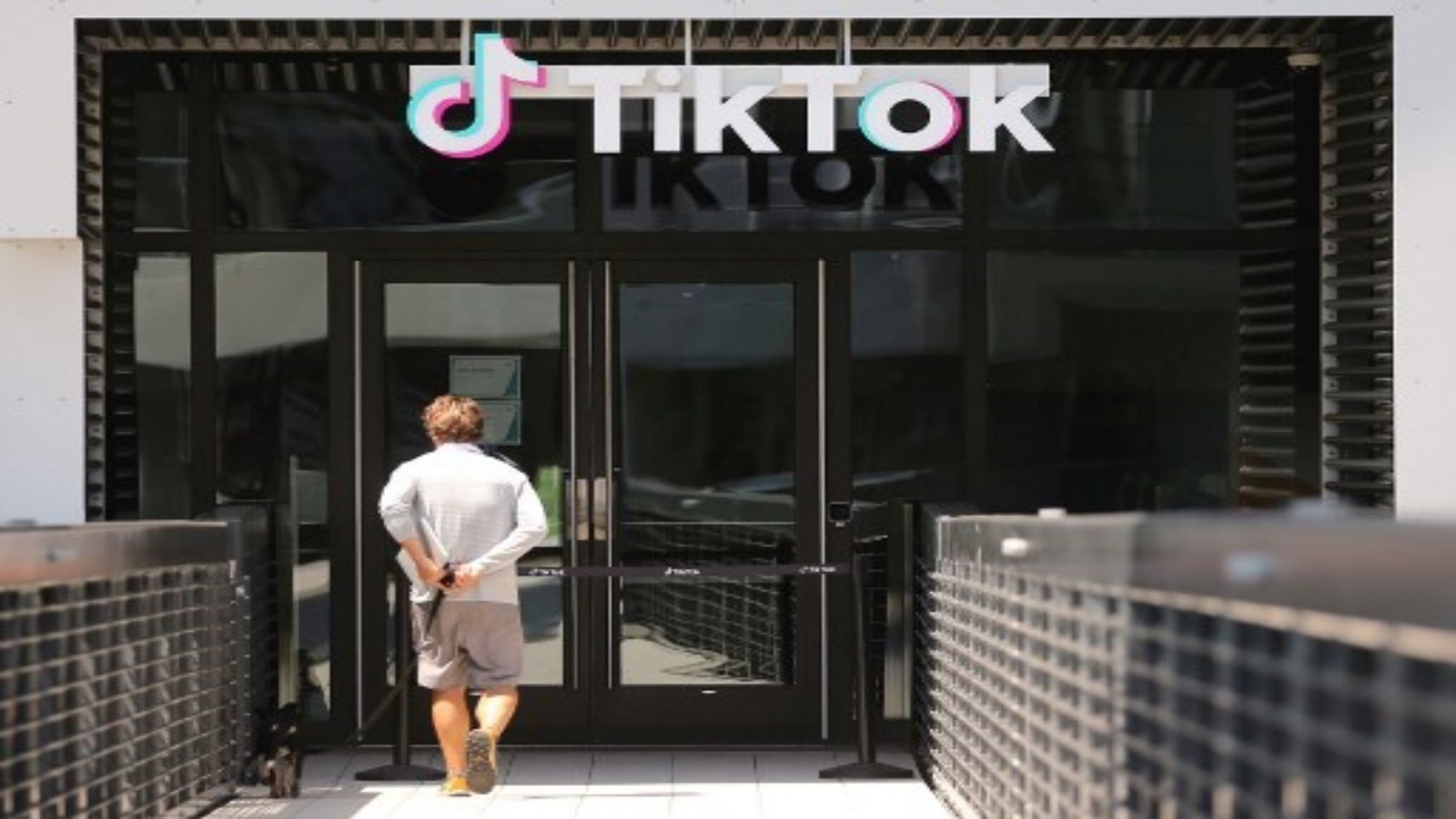 عرض شعار TikTok أمام مكتب TikTok في 27 أغسطس 2020 في Culver City ، كاليفورنيا