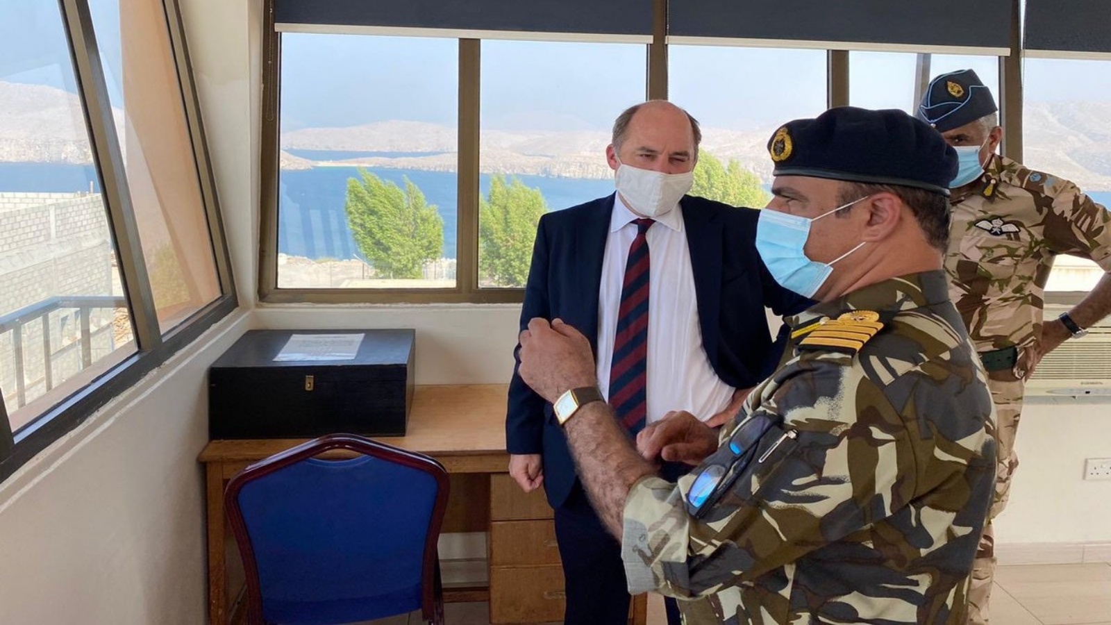 وزير الدفاع البريطاني خلال زيارته لميناء دقم العماني