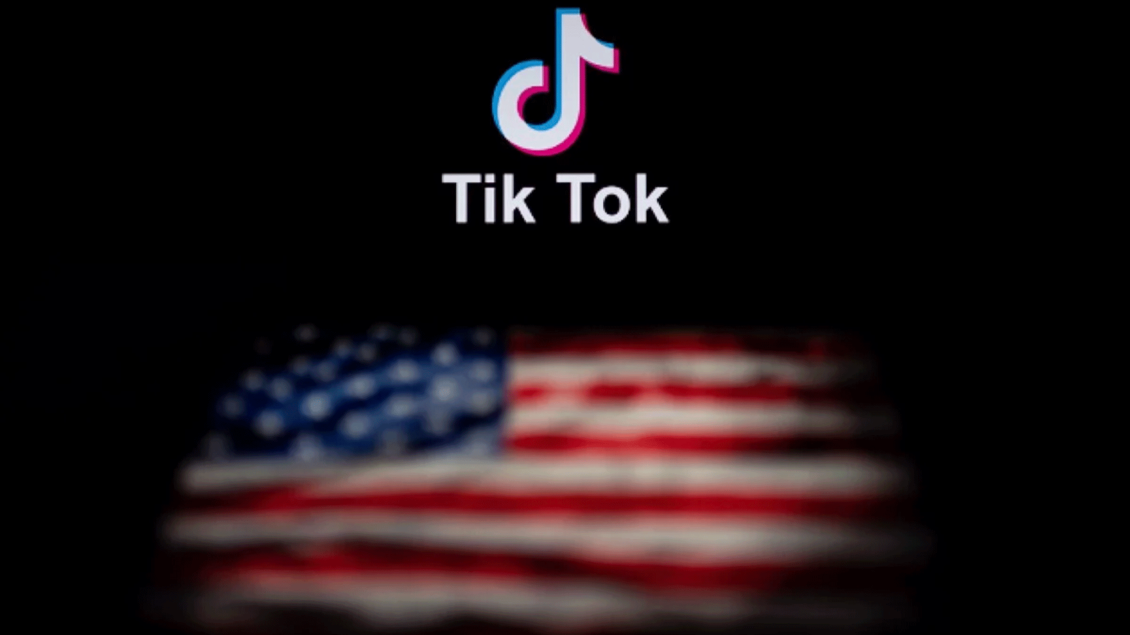 شعار تطبيق تيك توك وتحته العلم الأميركي
