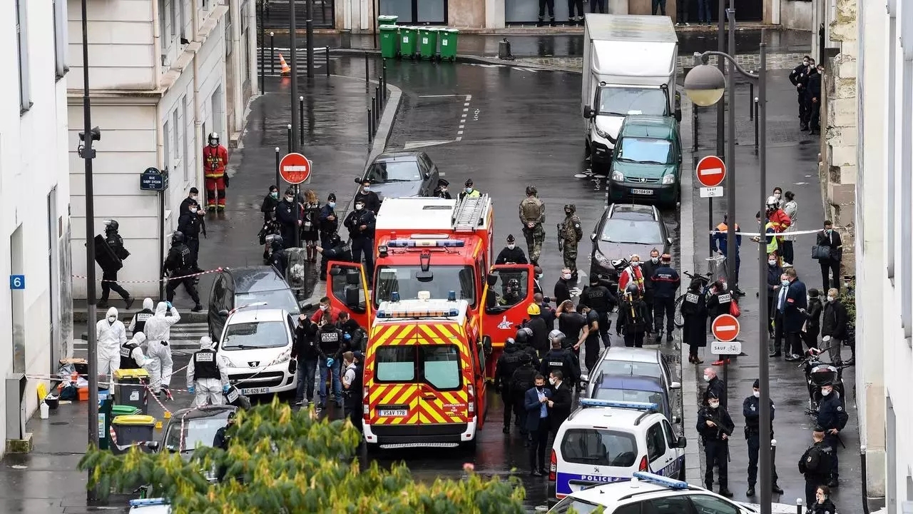 عناصر من الشرطة الفرنسية في موقع هجوم طعنا بالسكين في باريس قرب مكاتب صحيفة شارلي إيبدو سابقا في 25 سبتمبر 2020 