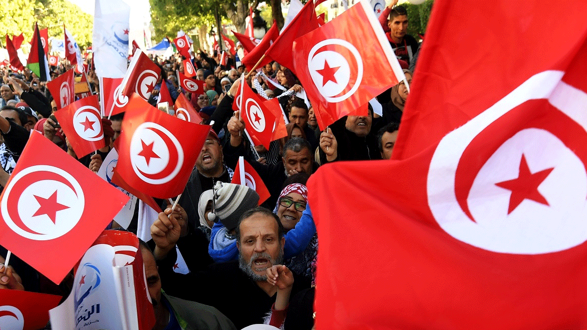 تواجه تونس وضعاً اقتصادياً صعباً منذ اندلاع ثورة الياسمين، وقد فاقم من حدثها أزمة كورونا