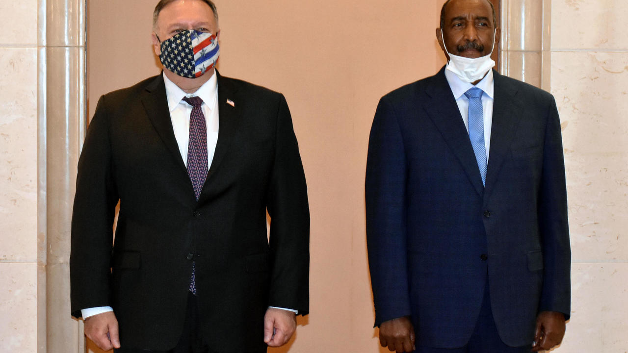 وزير الخارجية الأميركي مايك بومبيو (يسار) يقف إلى جانب رئيس مجلس السيادة الانتقالي في السودان عبدالفتاح البرهان في الخرطوم في آب/أغسطس 2020