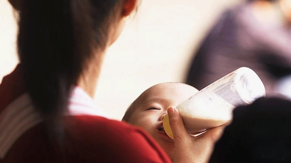 دراسة: الرضع يبتلعون بقايا البلاستيك من زجاجات حليب