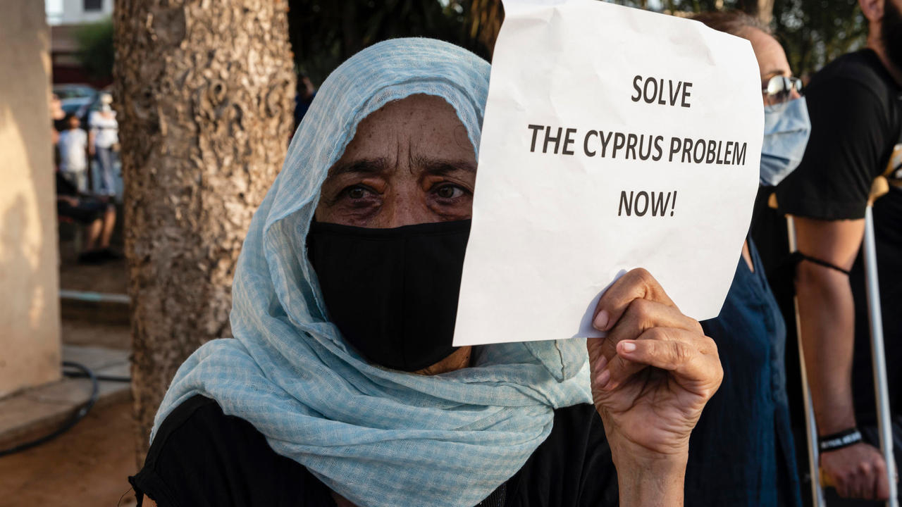 قبرصية من الجنوب تطالب على الحدود الفاصلة بين شطري الجزيرة بإيجاد حل للوضع التقسيمي في بلادها