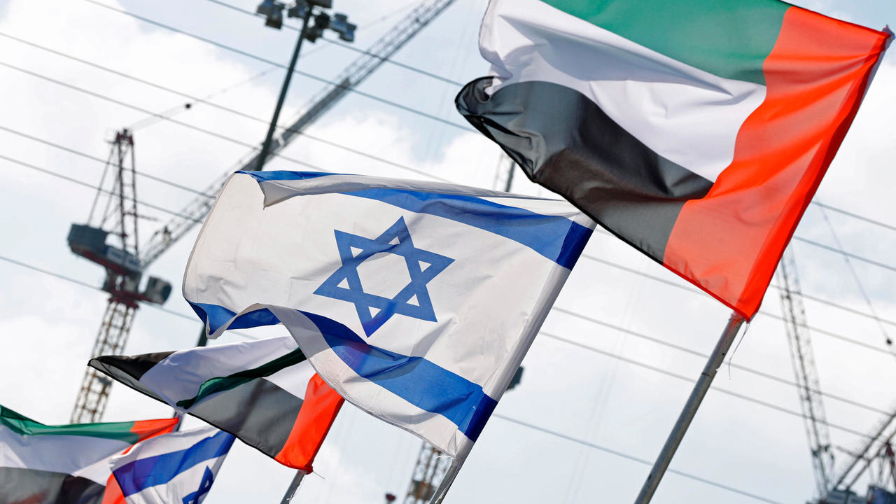 علم إسرائيل والإمارات العربية المتحدة على طول الطريق في مدينة نتانيا الساحلية الإسرائيلية، 16 أغسطس/ آب 2020