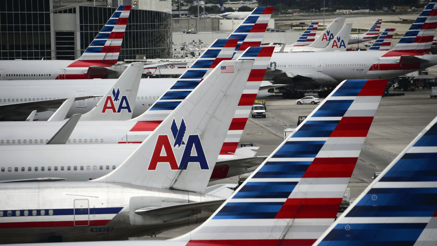 طائرات تتبع أسطول الخطوط الجوية الأميركية في مطار ميامي الدولي