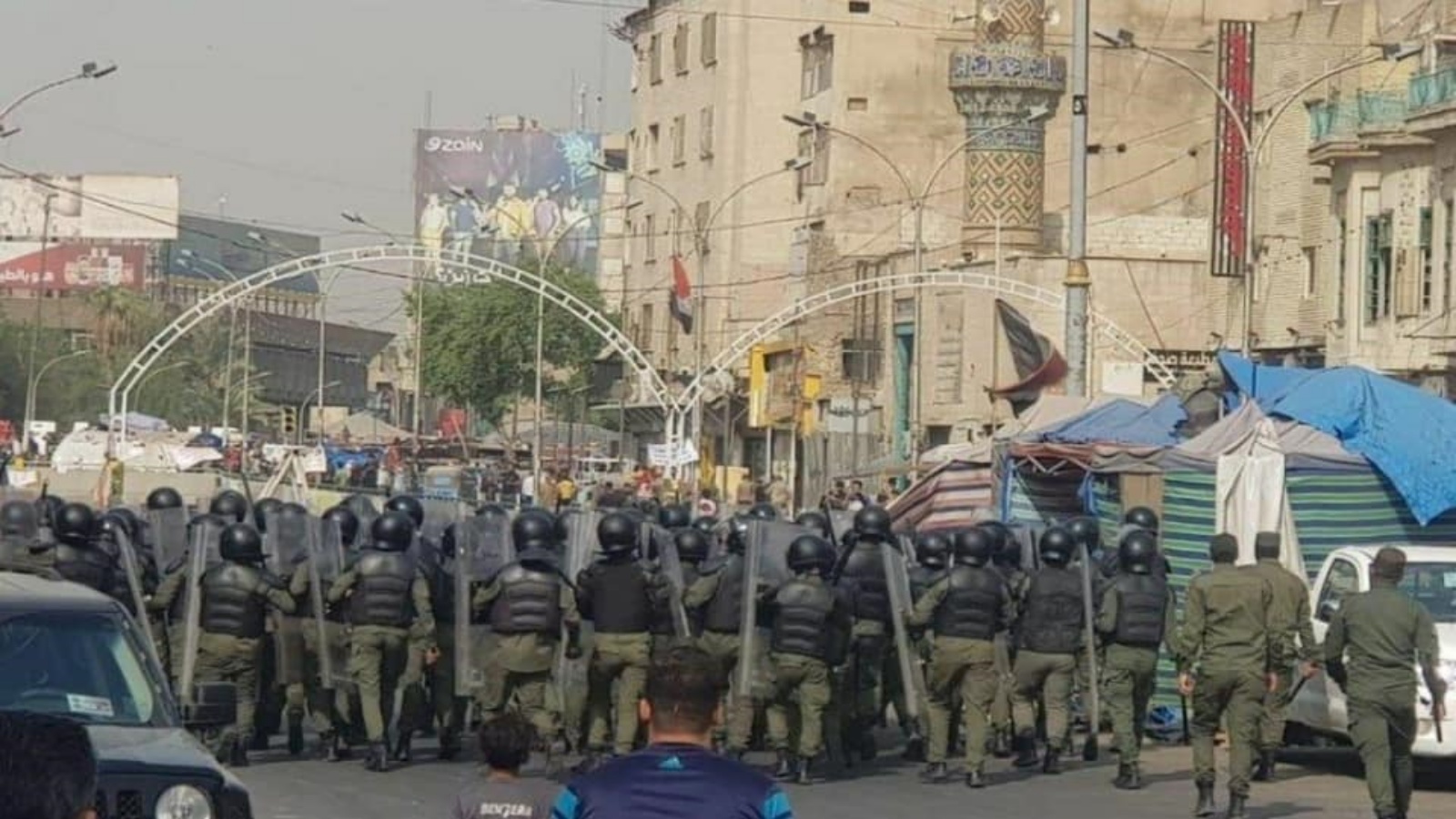 قوات حفظ النظام لدى دخولها الى ساحة التحرير وسط بغداد اليوم الصورة من فيسبوك