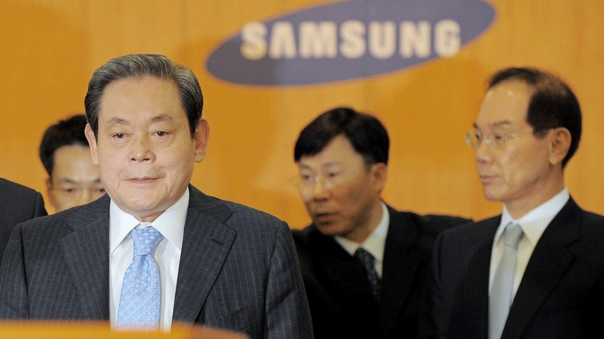 رئيس سامسونغ للإلكترونيّات لي كون-هي (يسار) في صورة أرشيفية تعود إلى العام 2008