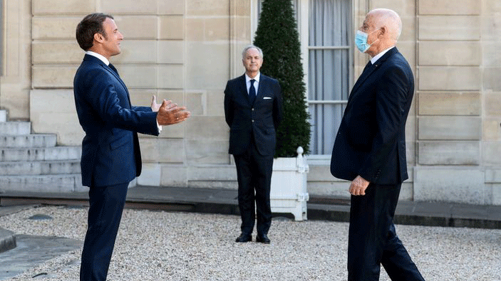 من لقاء سابق بين الرئيسين الفرنسي إيمانويل ماكرون (يسار) والتونسي قيس سعيّد في قصر الإليزيه في باريس