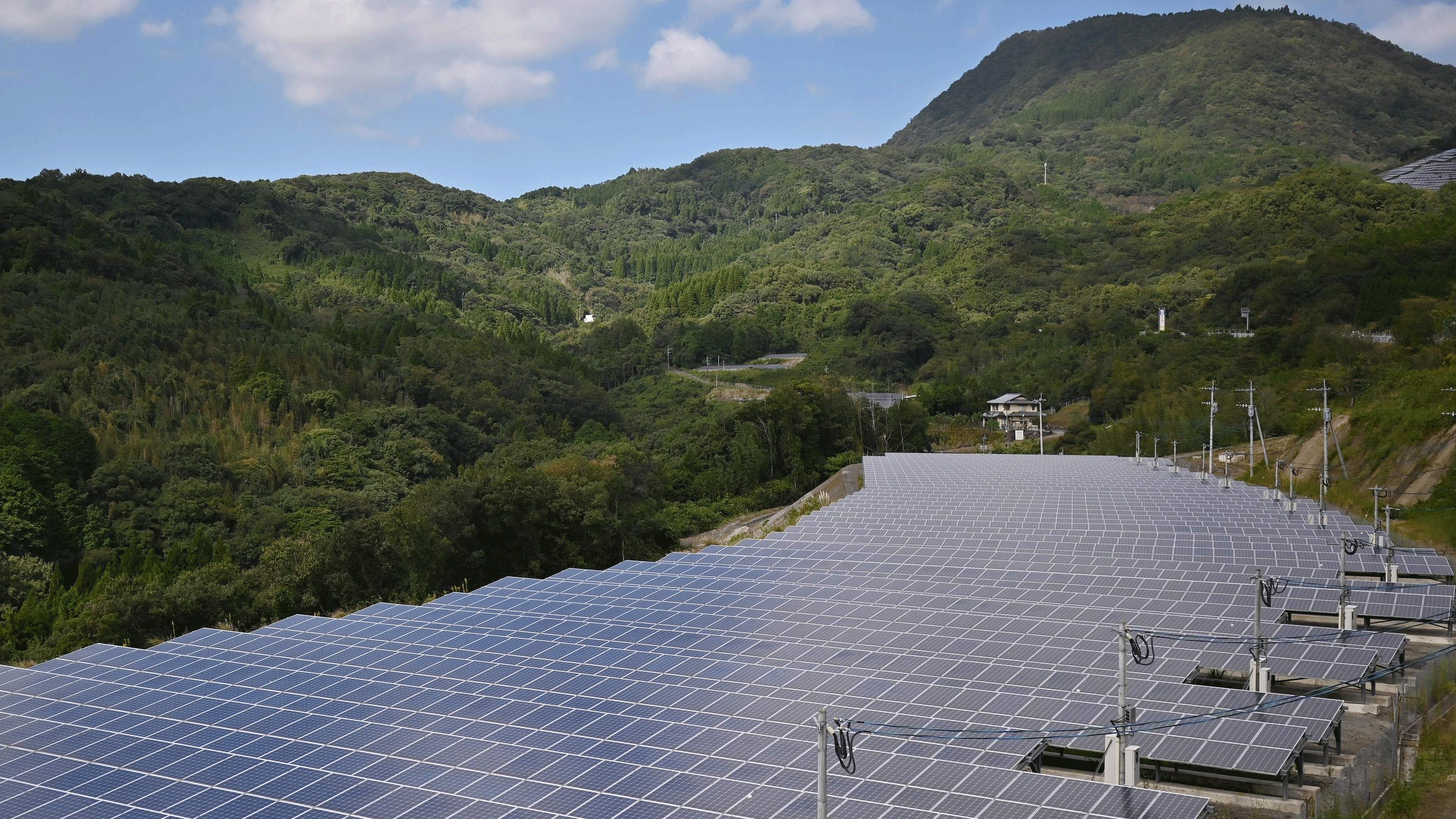 تتطلع اليابان إلى زيادة اعتمادها على الطاقة البديلة، وخصوصاً الشمسية، كما تظهر الصورة الملتقطة في مقاطعة أويتا في العام 2019