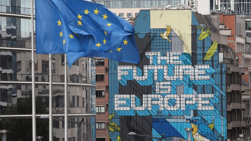 العلم الأوروبي أمام مقر الاتحاد في بروكسل