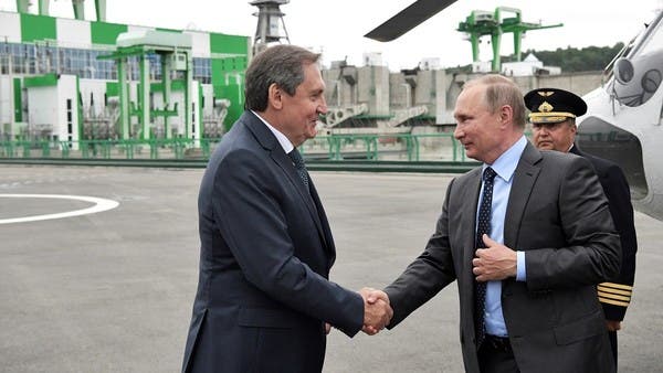 الرئيس الروسي فلاديمير بوتين يصافح وزير الطاقة الجديد نيكولاي شولغينوف
