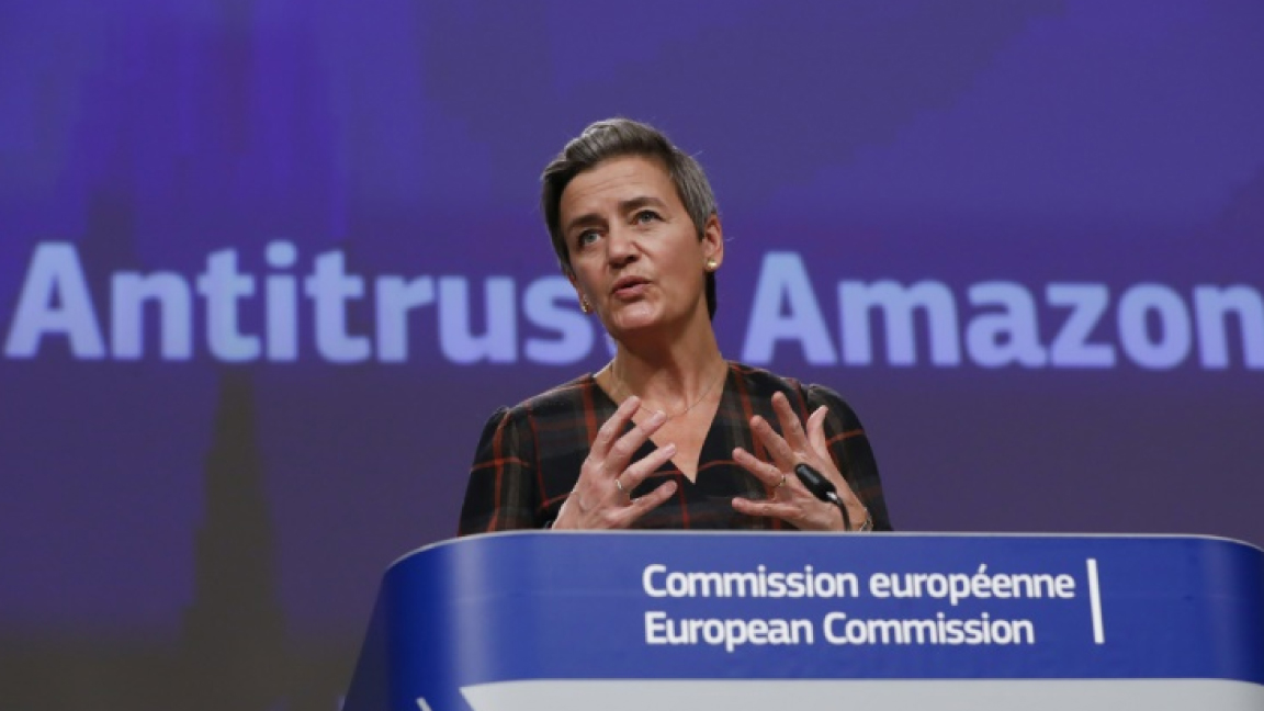 المفوضة الأوروبية لشؤون المنافسة ماغريته فيستاغر خلال مؤتمر صحافي في بروكسل الثلاثاء