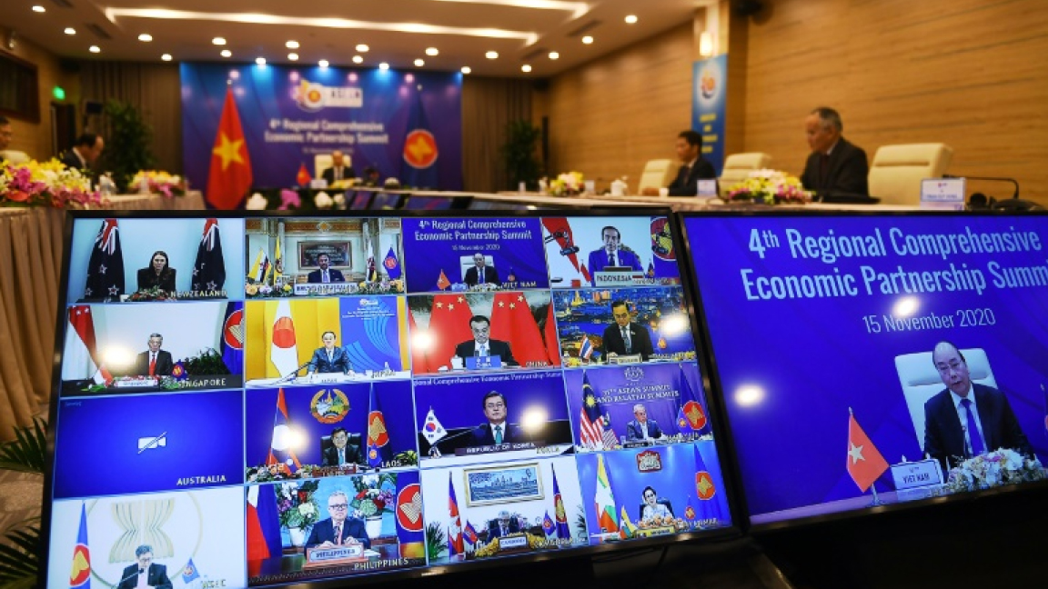 رئيس وزراء فيتنام نغوين شوان فوك على الشاشة (يمين) أثناء مخاطبته نظرائه في قمة آسيان الأحد