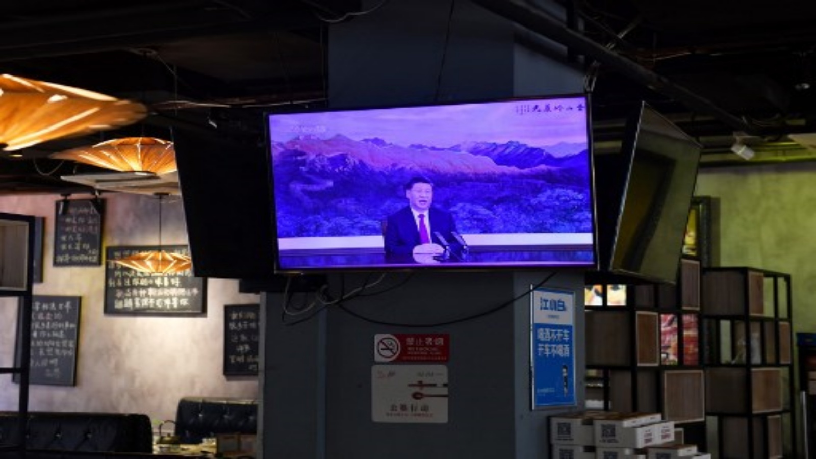 شاشة تلفزيونية تعرض برنامجًا إخباريًا حول خطاب الرئيس الصيني شي جين بينغ عبر اجتماع افتراضي لمنتدى APEC في ماليزيا في 19 نوفمبر 2020.